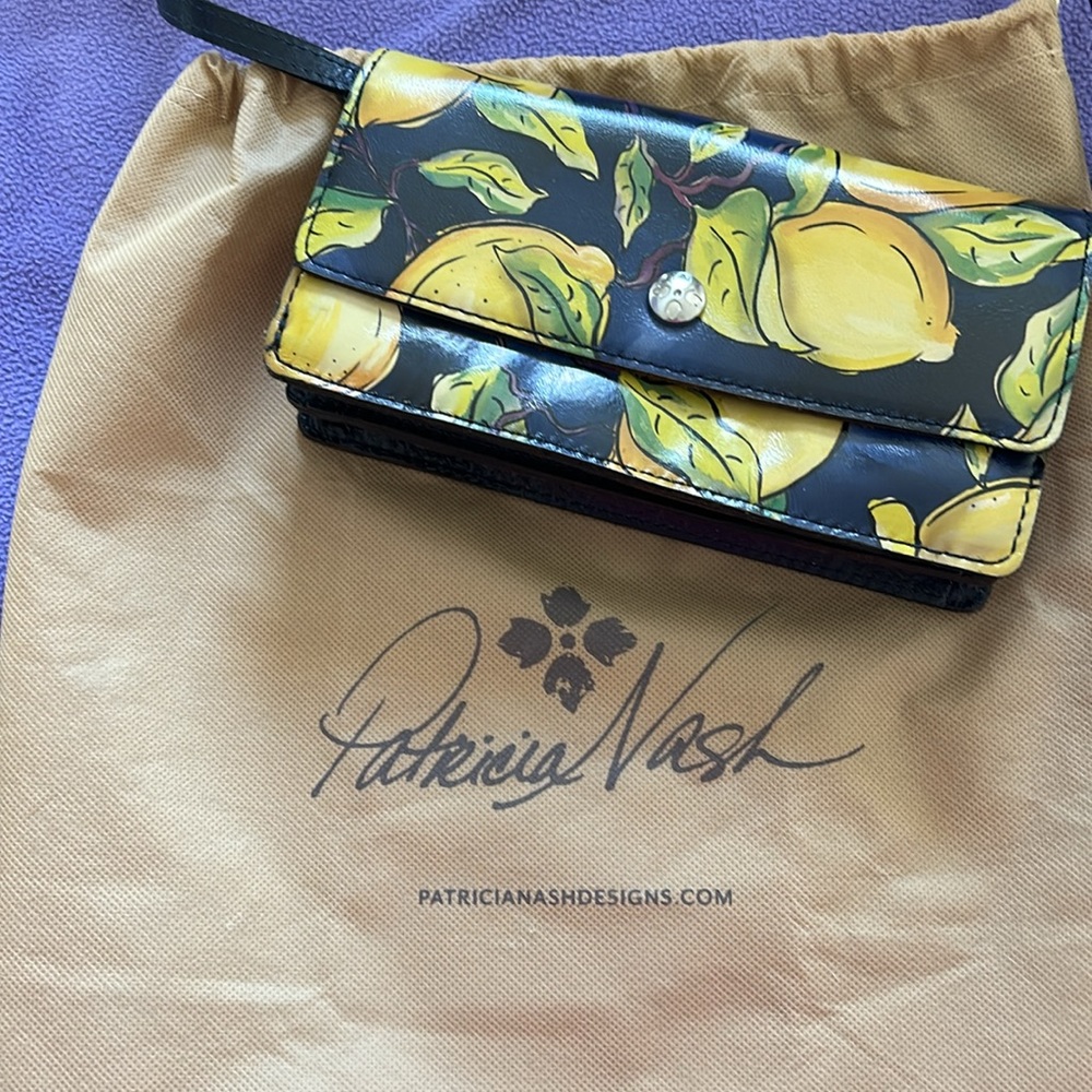Patricia Nash Leather Balloi Positano Limon
Crossbody NWOT comes with Dustbag